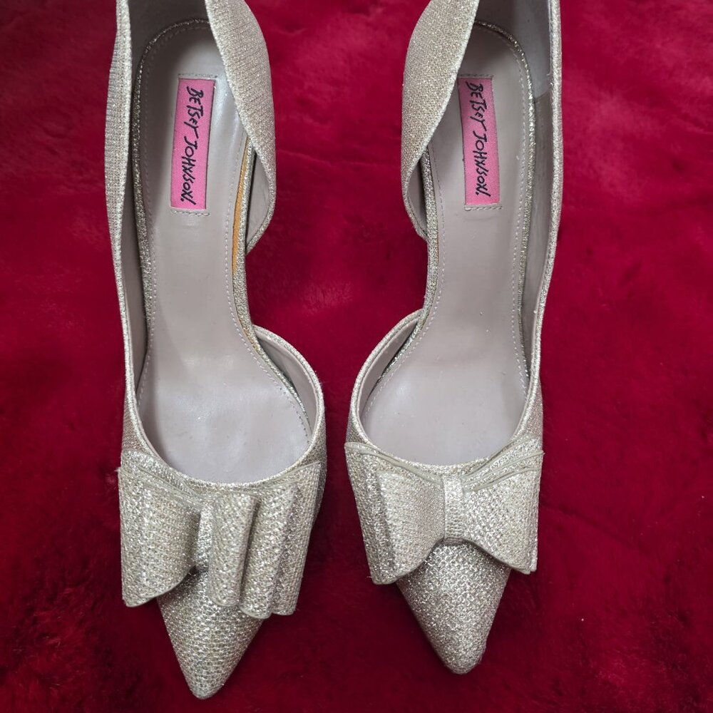 Betsey Johnson, Women's Gold Kyliee Embellished Bow Pumps, Zize 10